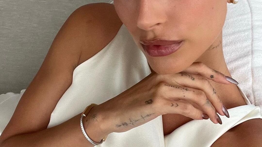 Hailey Bieber entra em polêmica por conta da tendência glazed lips