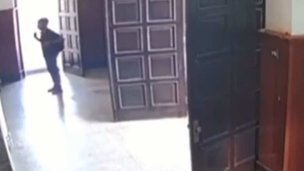 Ladrão faz sinal da cruz antes de furtar bicicleta