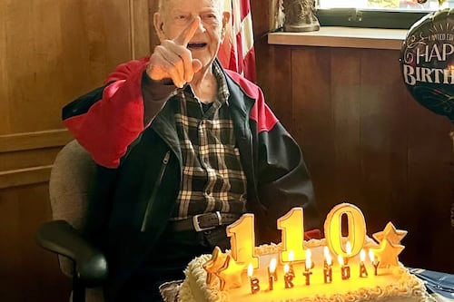 Aos 110 anos, homem ainda dirige seu carro todos os dias e mora sozinho