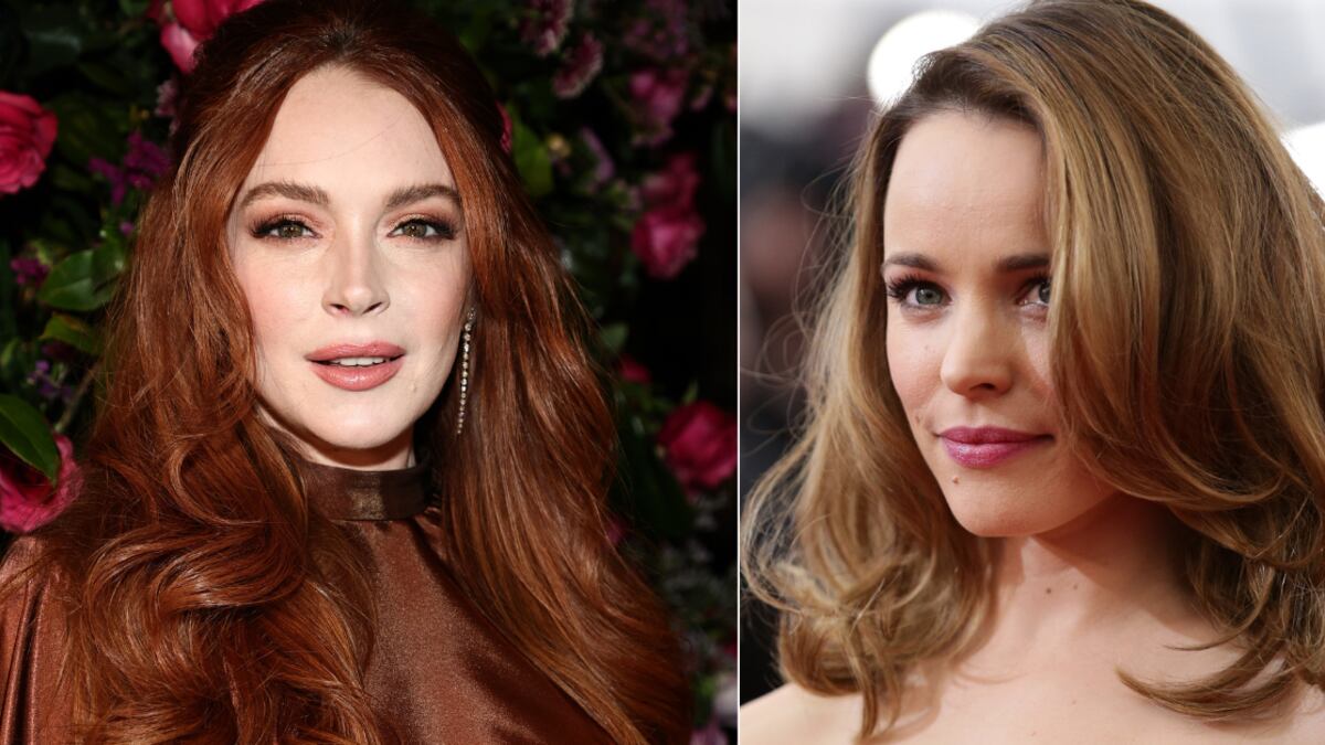 Lindsay Lohan hizo una aparición sorpresa durante la premiere del reboot de ‘Chicas Pesadas’ versión musical.