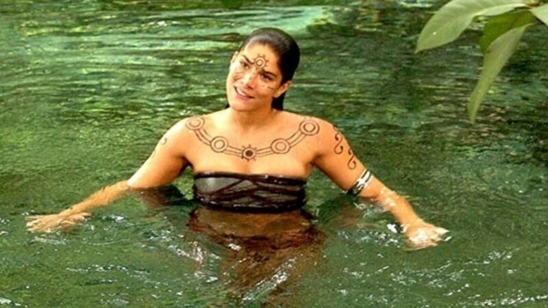 Priscila Fantin grava cena de Alma Gêmea na famosa gruta azul