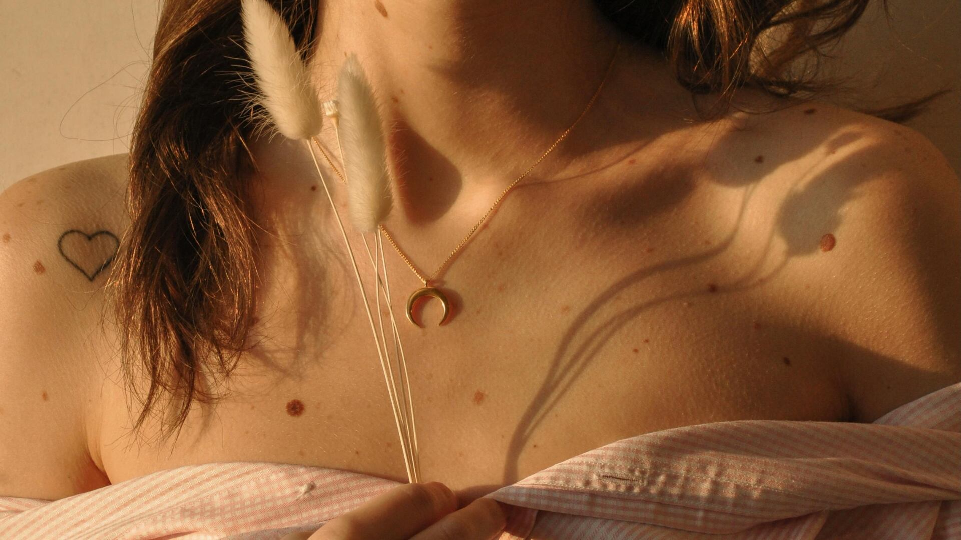 ¿Lunares en el pecho? Te sorprenderá lo que reflejan de ti y lo que debes hacer