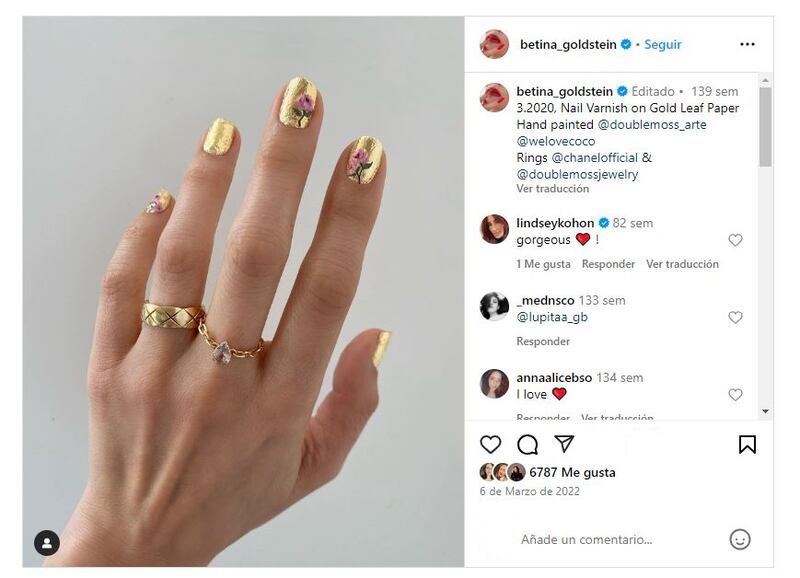 La manicura con hoja de oro es una elección infalible para triunfar en estilo durante la temporada decembrina