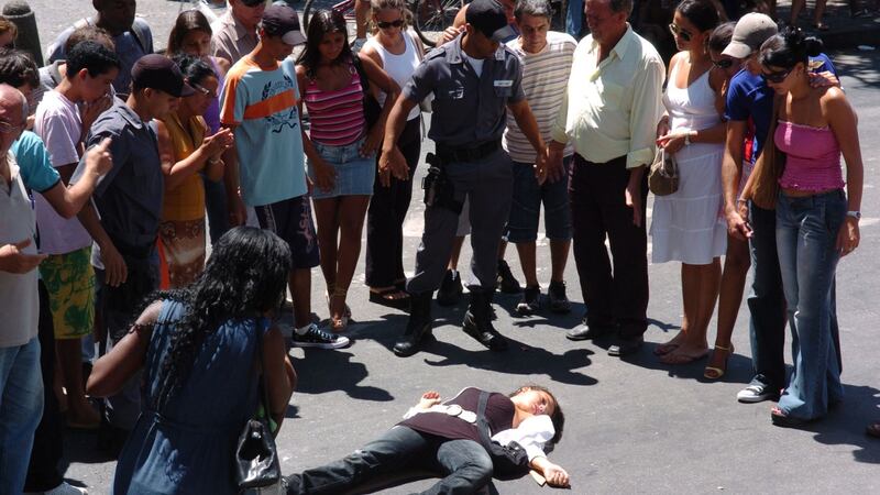 Paraíso Tropical: pessoas se assustam ao ver Telma jogada no chão