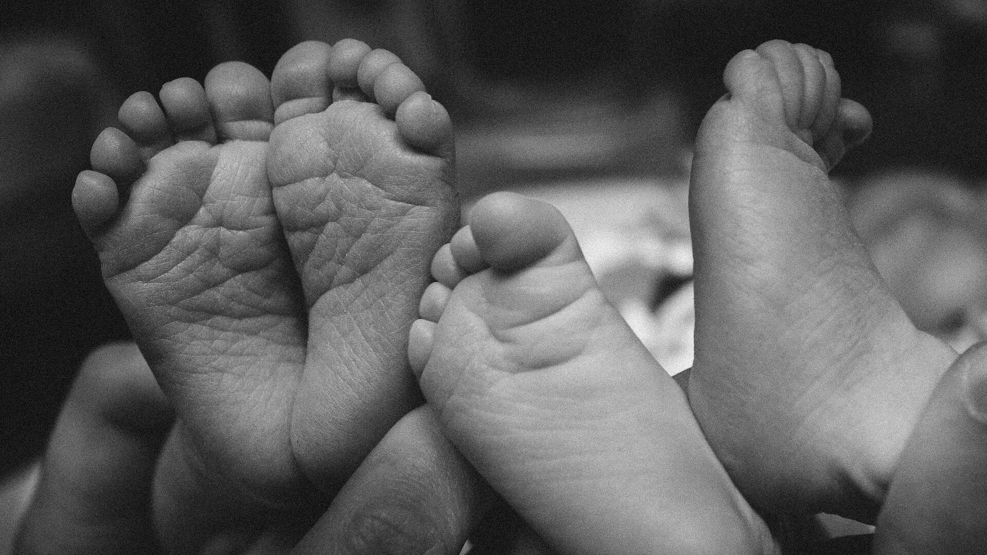 Um dos bebês nasceu em 2021 enquanto o outro foi o primeiro nascimento de 2022