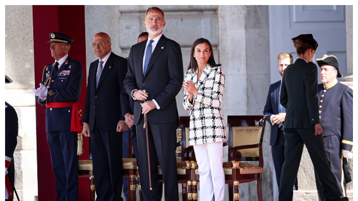El particular detalle en las fotos de los reyes de España con Leonor y Sofía que generó polémica mundial
