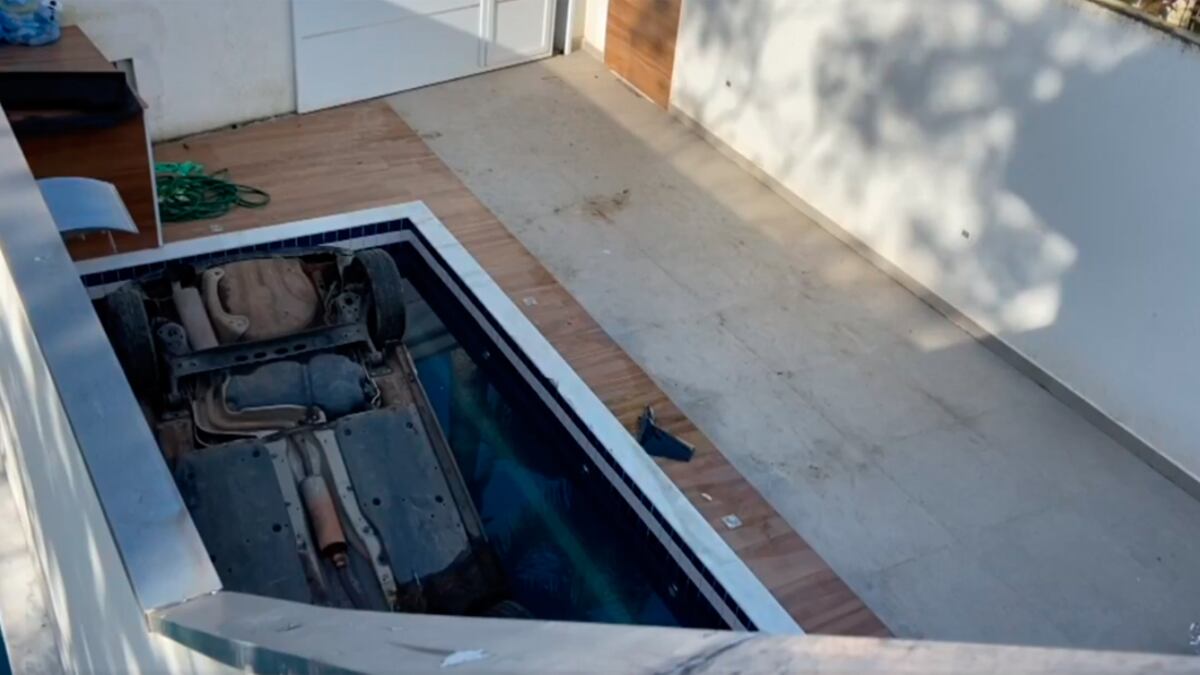 Carro caiu na piscina e ficou de ponta-cabeça
