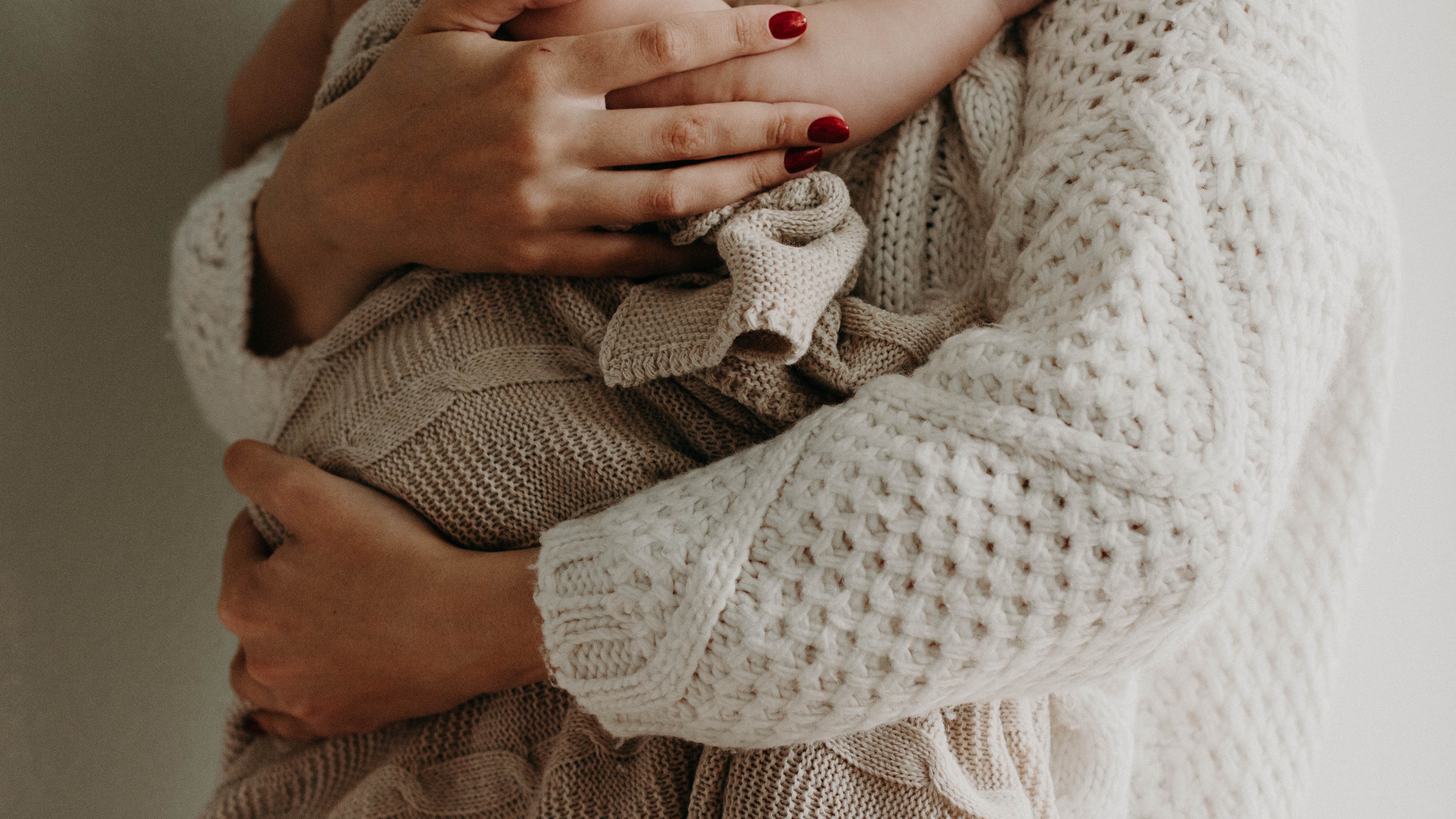 Mulher adota bebê da ex do marido para que ele não vá ao orfanato