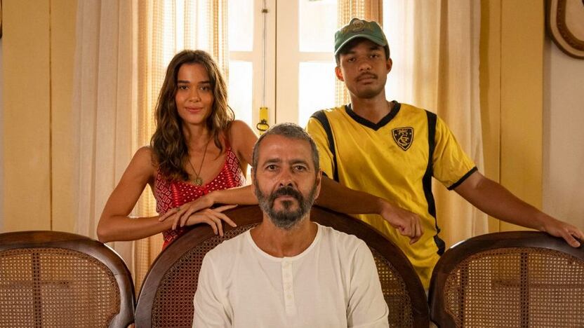Mariana viverá triângulo com José Inocêncio e filho