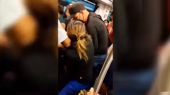 Ela encontrou o esposo com a amante no metrô e caso terminou em verdadeiro ‘quebra-pau’