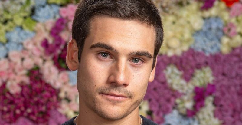 Nicolas Prattes entra para lista de famosos que tiraram a roupa em novelas