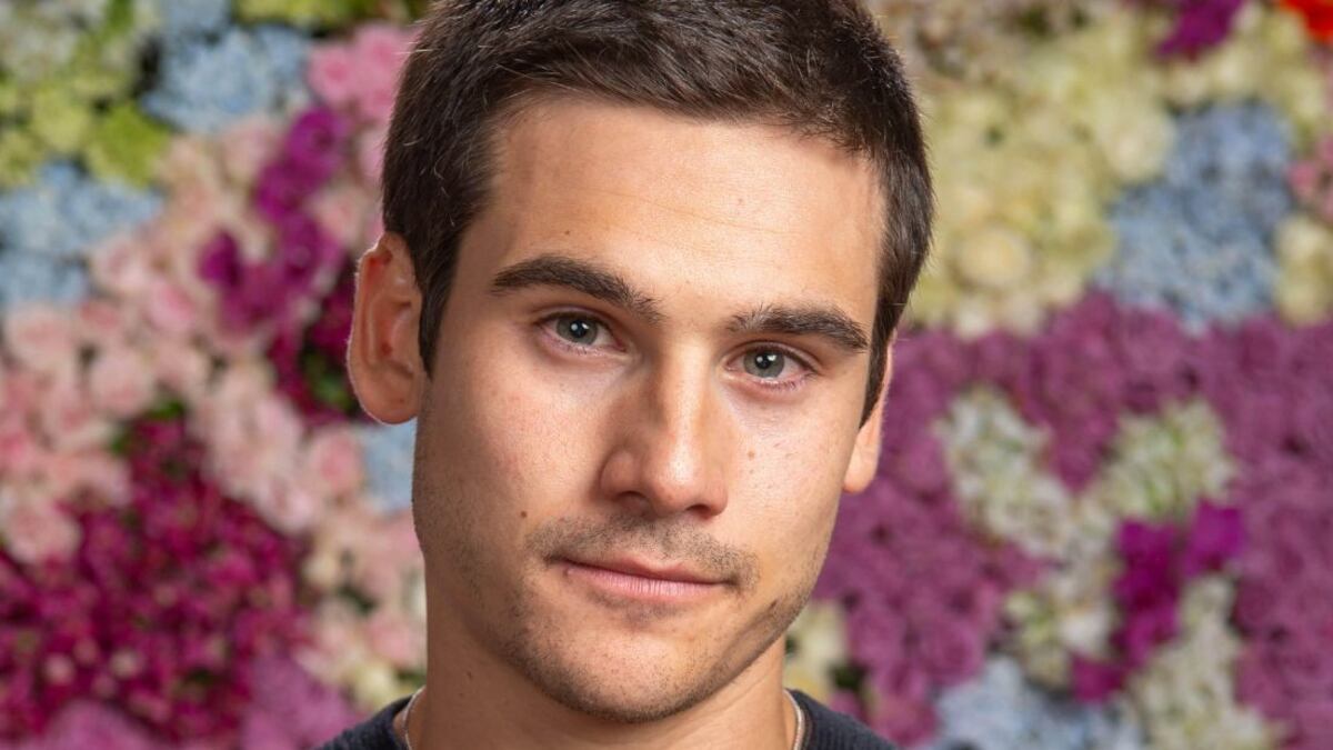 Nicolas Prattes entra para lista de famosos que tiraram a roupa em novelas