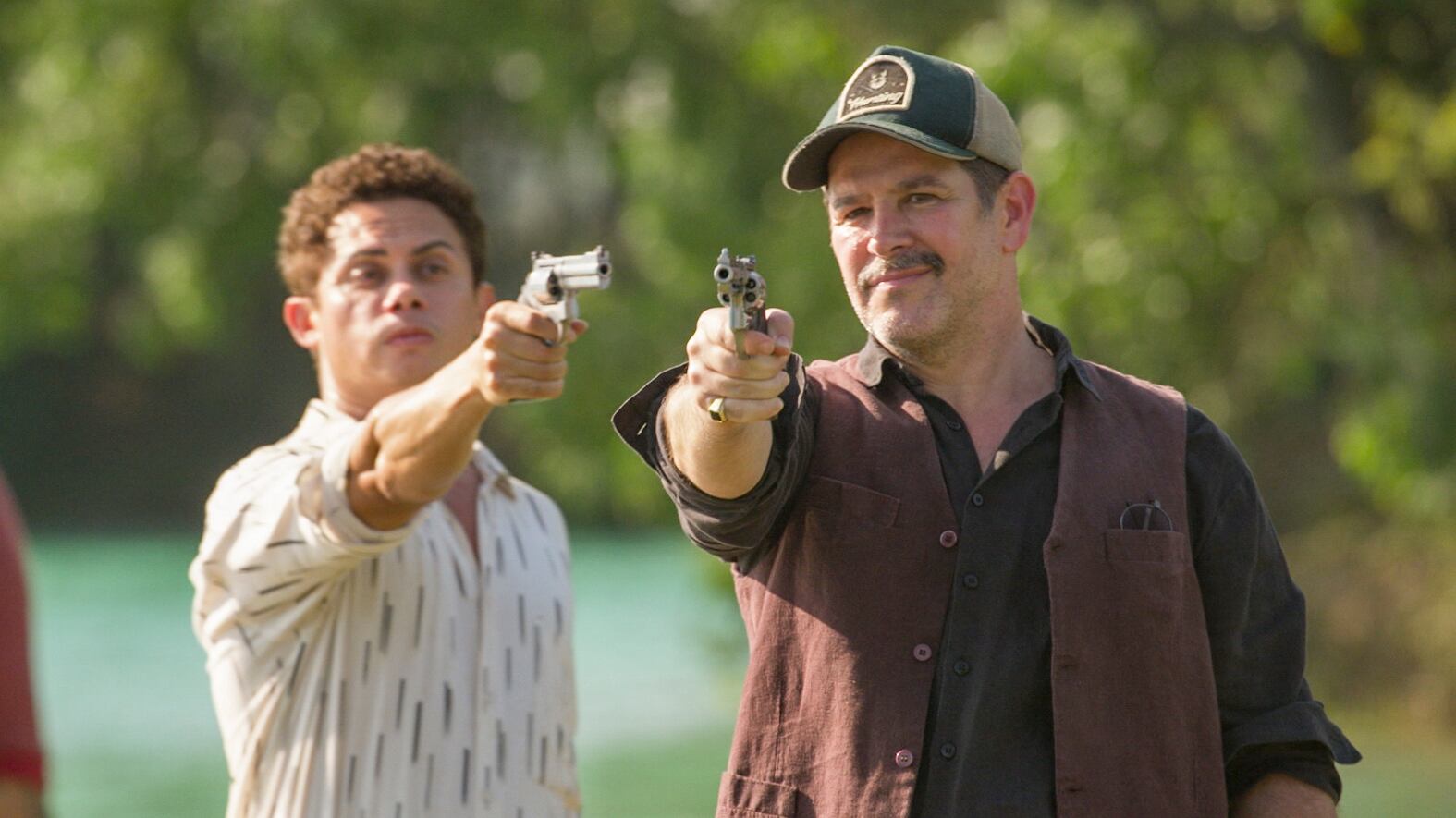 Zaquieu (Silvero Pereira) ameaça atirar em Tenório (Murilo Benício), mas será Alcides (Juliano Cazarré) que mata o vilão de "Pantanal"