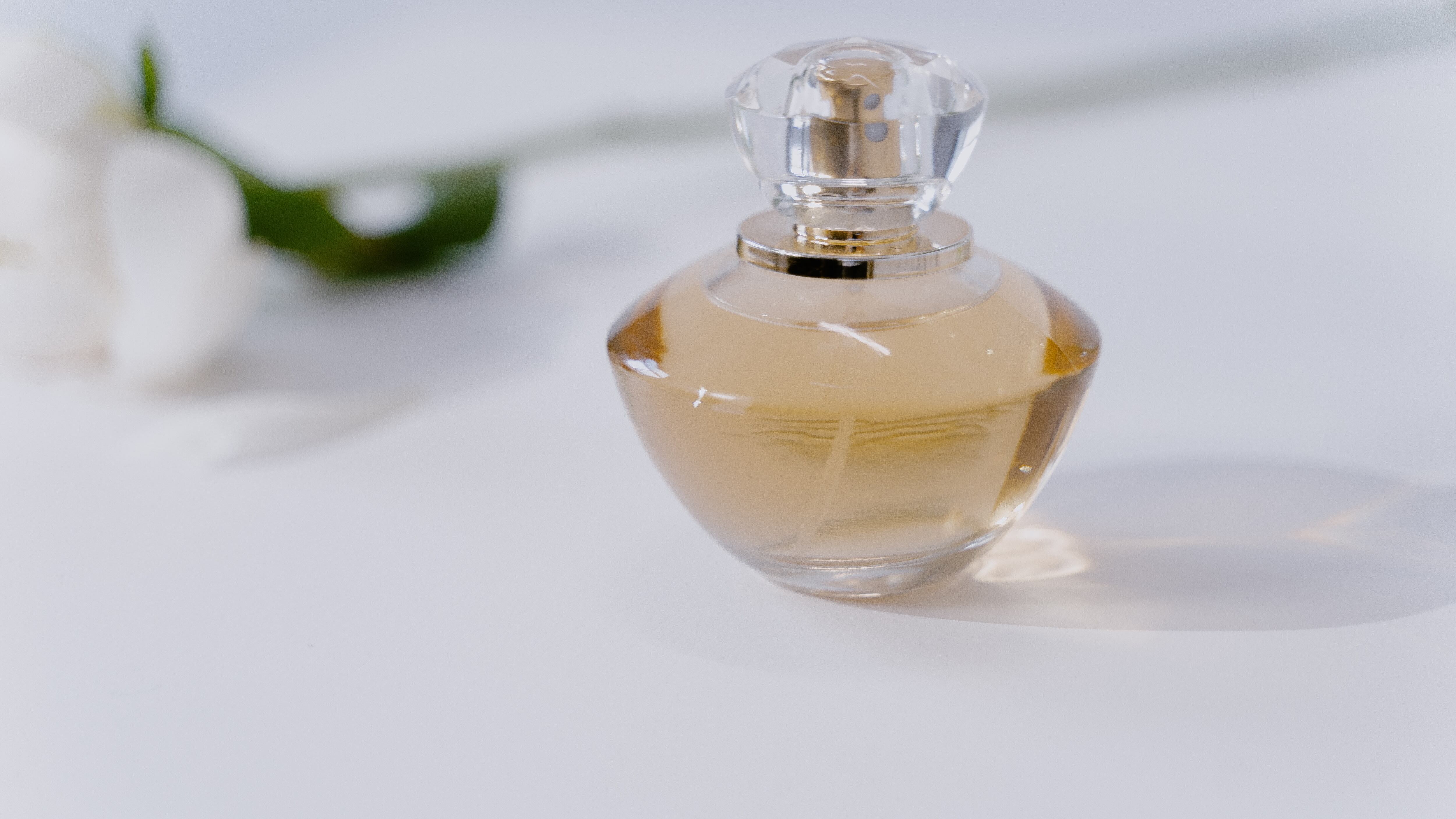 Frasco de perfume com líquido dourado