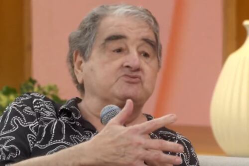 Patrícia Poeta corrige postura de Otávio Augusto com microfone e ele a elogia: “Isso é uma apresentadora!”