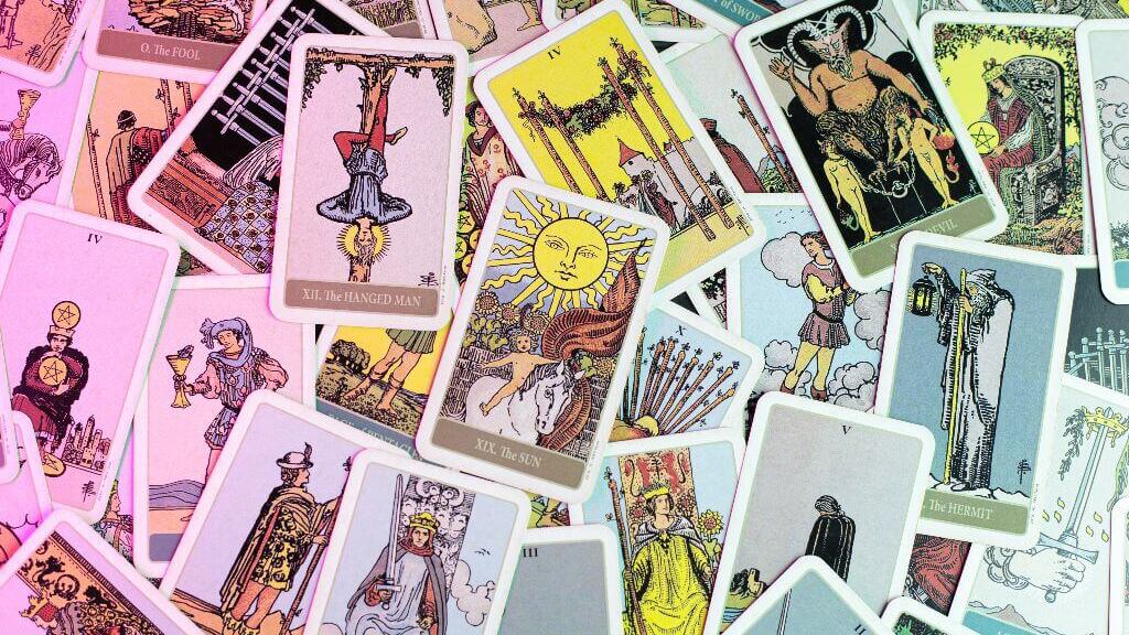 Desordem, risco de acidentes e chance para mudar: as previsões do Tarot para março