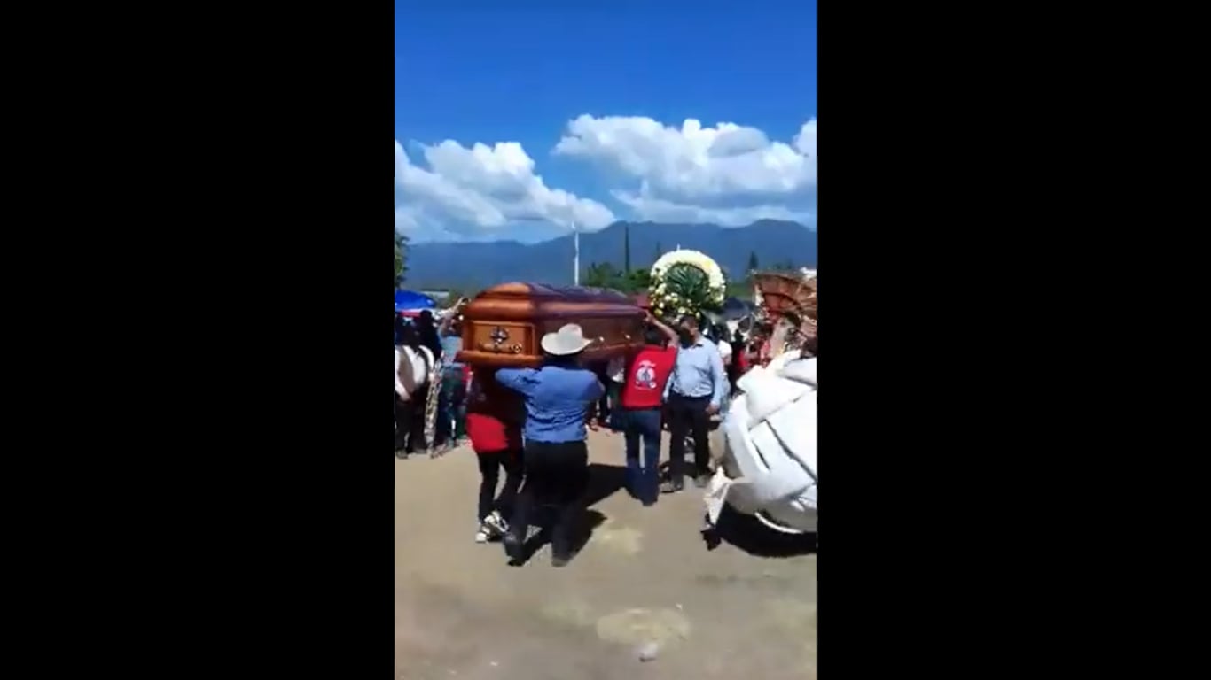Homens são flagrados dançando com caixão durante funeral