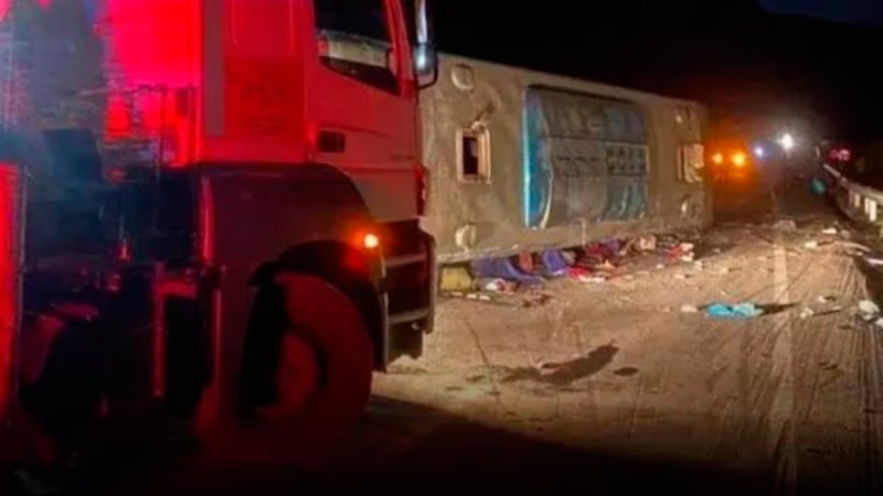 Ônibus capota na ‘curva da morte’ e deixa 4 mortos e 32 feridos