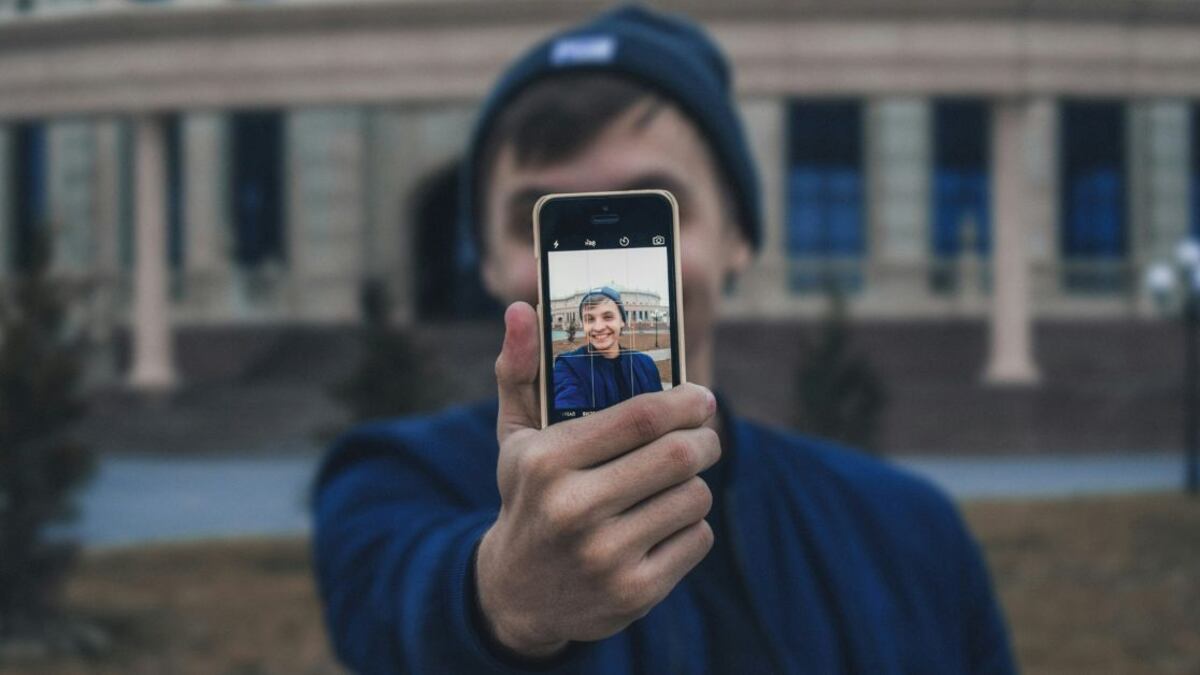 Hay muchas razones por las que un hombre manda fotos de su cara a una mujer