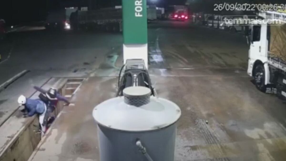 Bandidos caem em buraco em posto de gasolina durante fuga de assalto