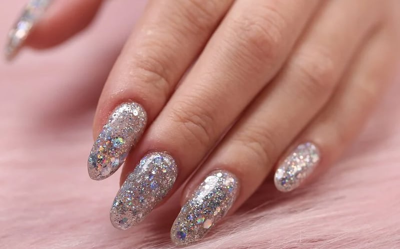 Unhas prateadas com glitter/ reprodução