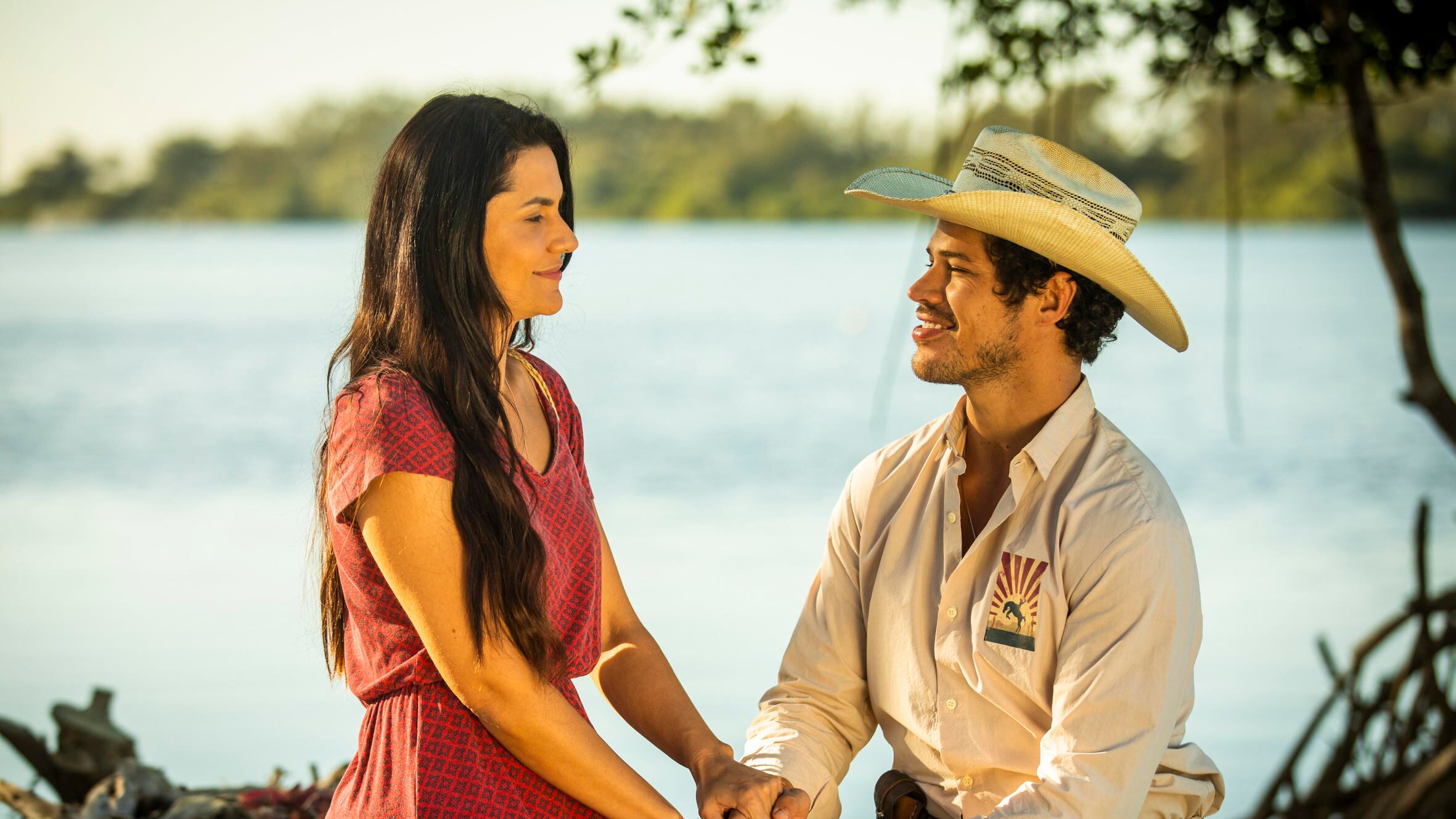 Zefa (Paula Barbosa) e Tadeu (José Loreto) formam um novo casal em Pantanal