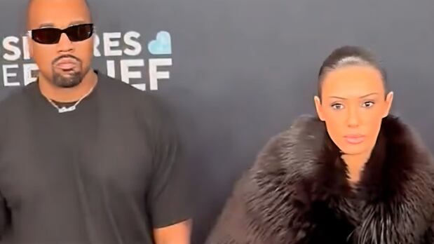 Look de Bianca Censori no Grammy 2025 causa furor