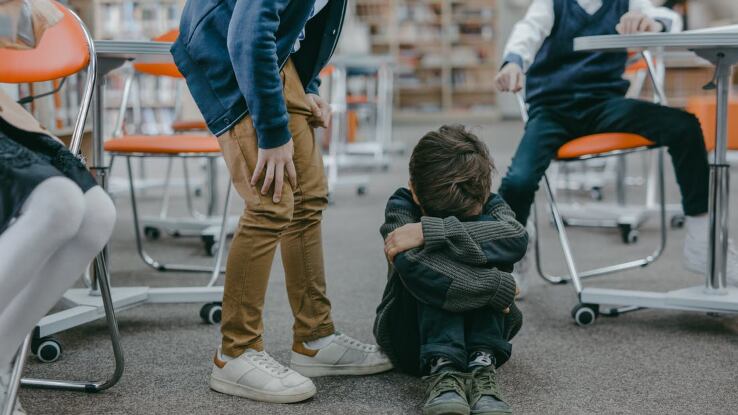 3 sinais de que seu filho pode estar sofrendo bullying na escola e como ajudá-lo