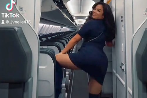 Viral: Aeromoça dança ‘rebolando’ no meio do avião para comemorar contratação, mas é demitida