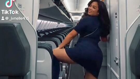 Despiden a azafata por bailar ‘twerking’ en un avión