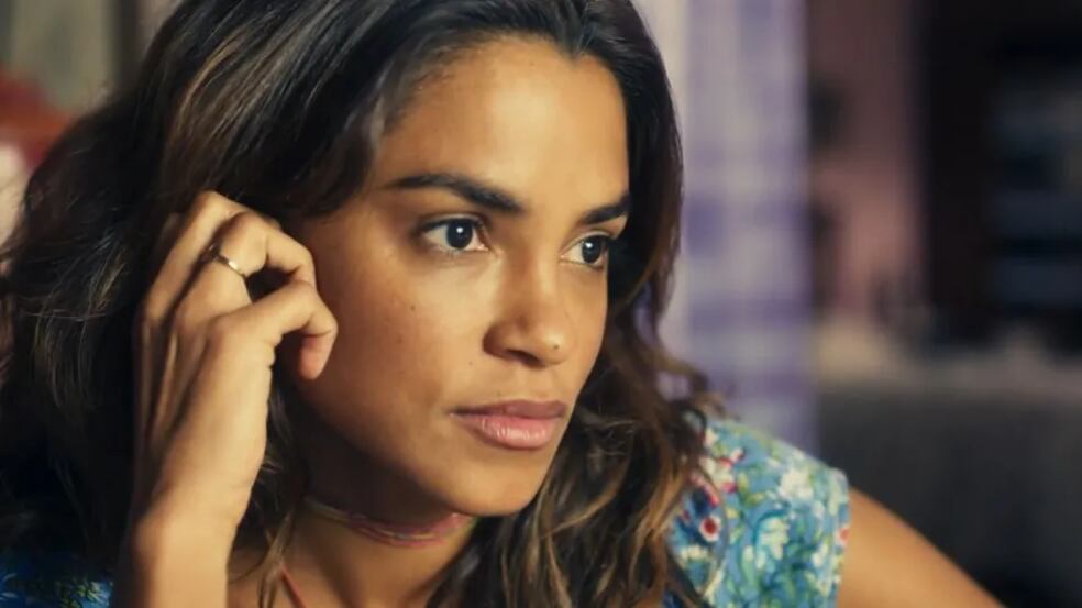 Em "Travessia", Brisa (Lucy Alves) perde a guarda do filho ao defender Oto (Romulo Estrela)