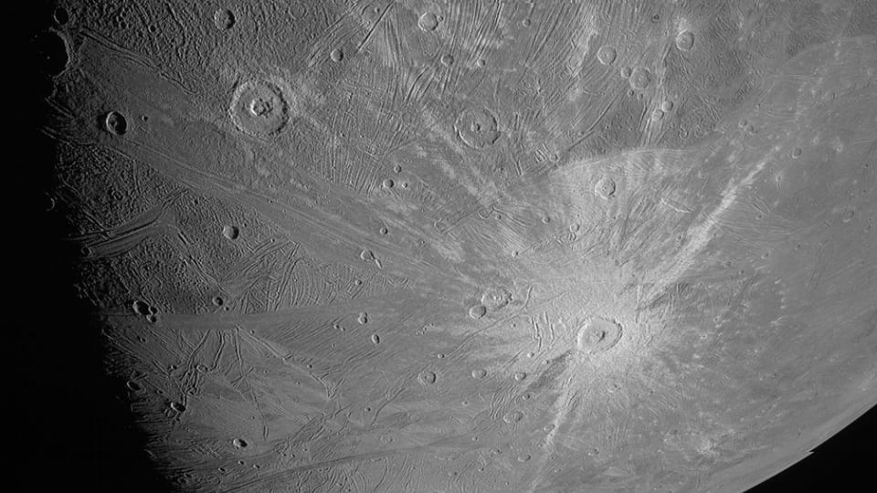 Divulgadas as primeiras imagens impressionantes captadas pela nave Juno da NASA durante sobrevoo a lua gigante de Júpiter