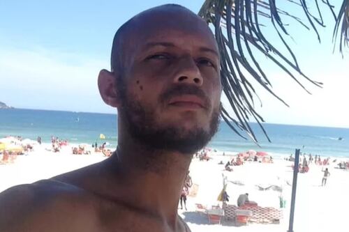 Folião é agredido com garrafada ao tentar separar briga em bloco de rua, tem artéria rompida e morre