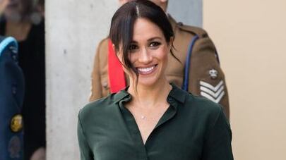 O primeiro livro de Omid foi lançado em agosto de 2020, no mesmo ano que Meghan e Harry pediram demissão de seus trabalhos como membros da realeza e se mudaram para os Estados Unidos.