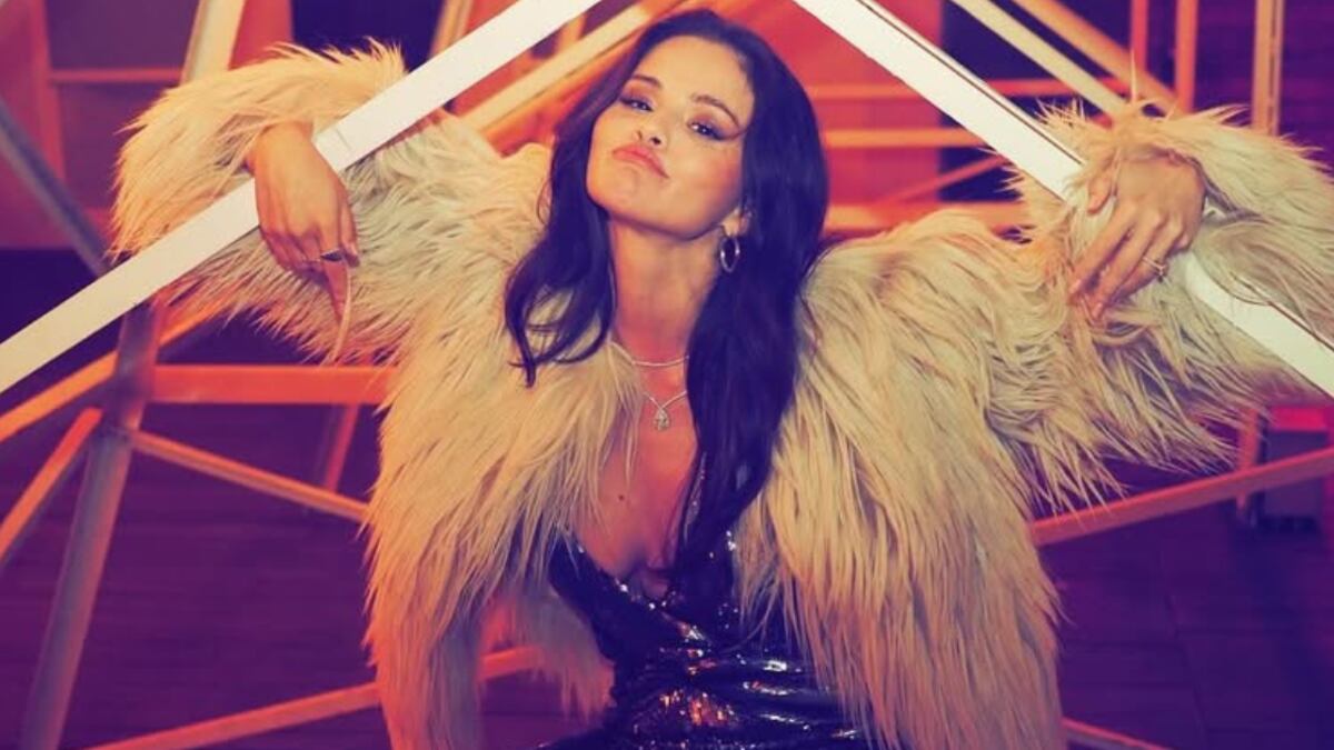 Selena Gomez deslumbró con su elección de vestido para la boda de Lil Dicky y Kristin Batalucco.