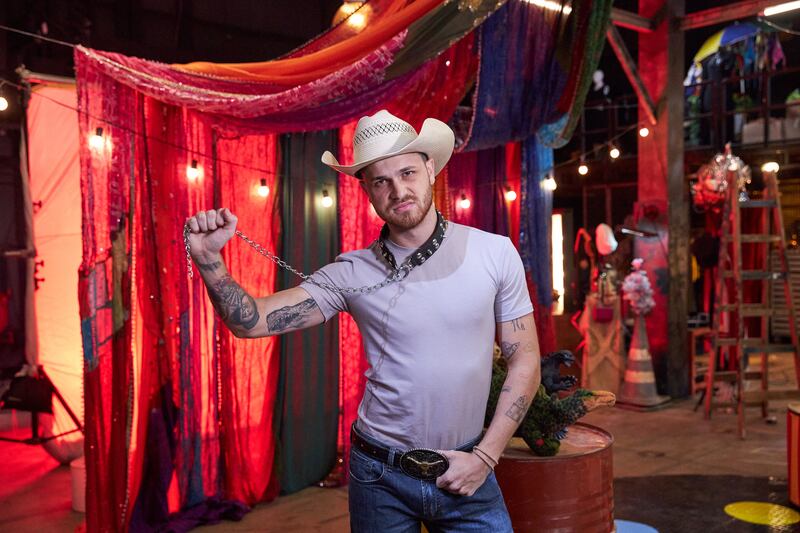 Fã de novela, Gustavo Tubarão faz dois personagens no humorístico Novelei