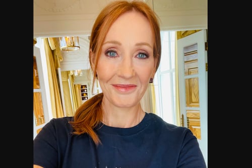 No Dia da Mulher, J.K. Rowling volta a questionar direitos de pessoas trans