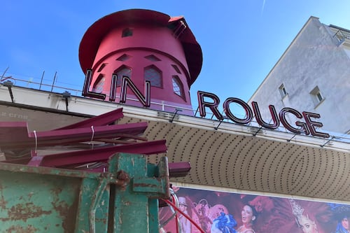As pás do emblemático Moulin Rouge em Paris estão desabando