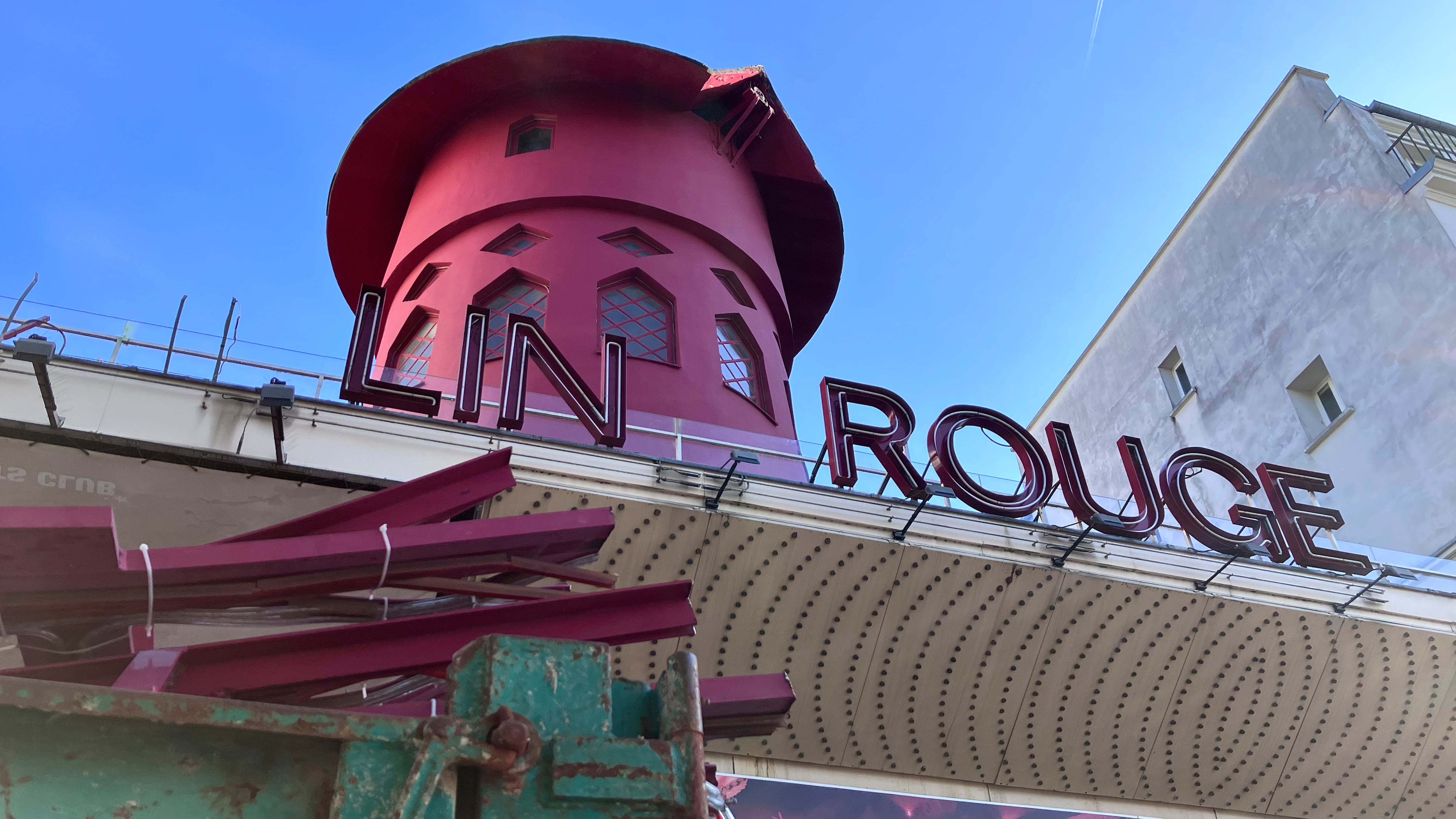 La fachada del Moulin Rouge se ha visto afectada de madrugada