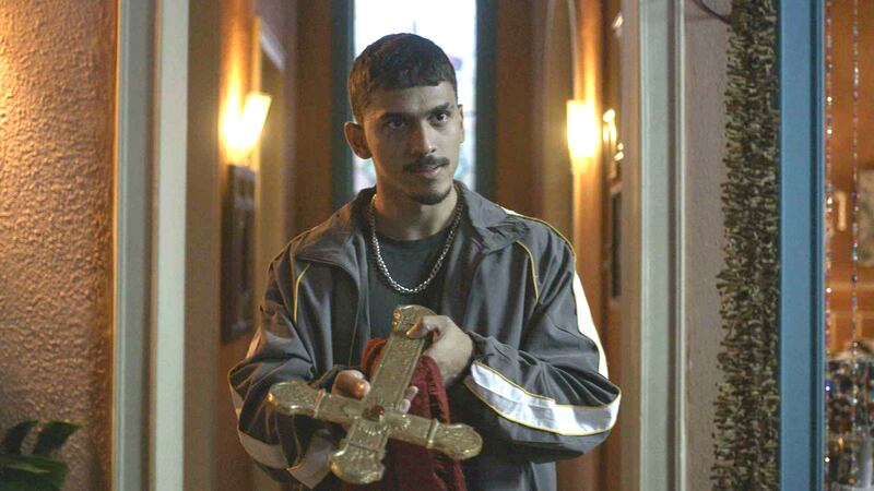 Fuzuê: Merreca, satisfeito, ao encontrar a cruz