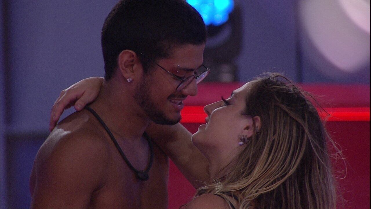 Em festa do BBB 23, Gabriel Santana se declara para Bruna Griphao