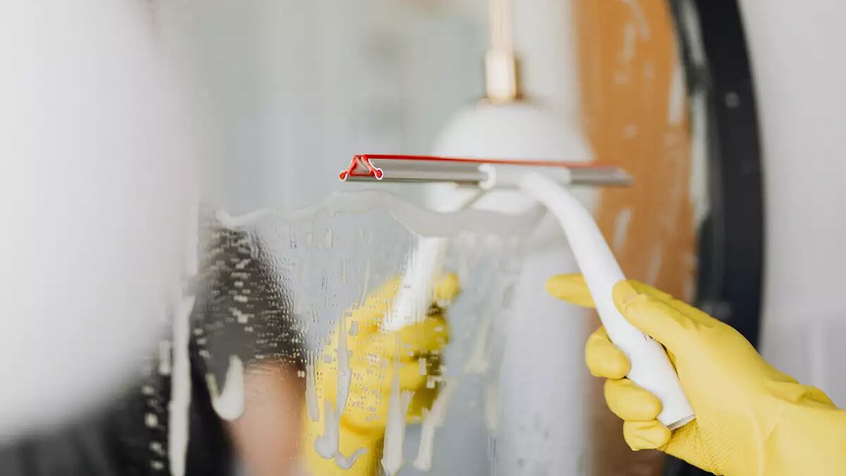 Aqui está a misturinha maravilhosa para limpar vidros em sua casa e deixá-los impecáveis