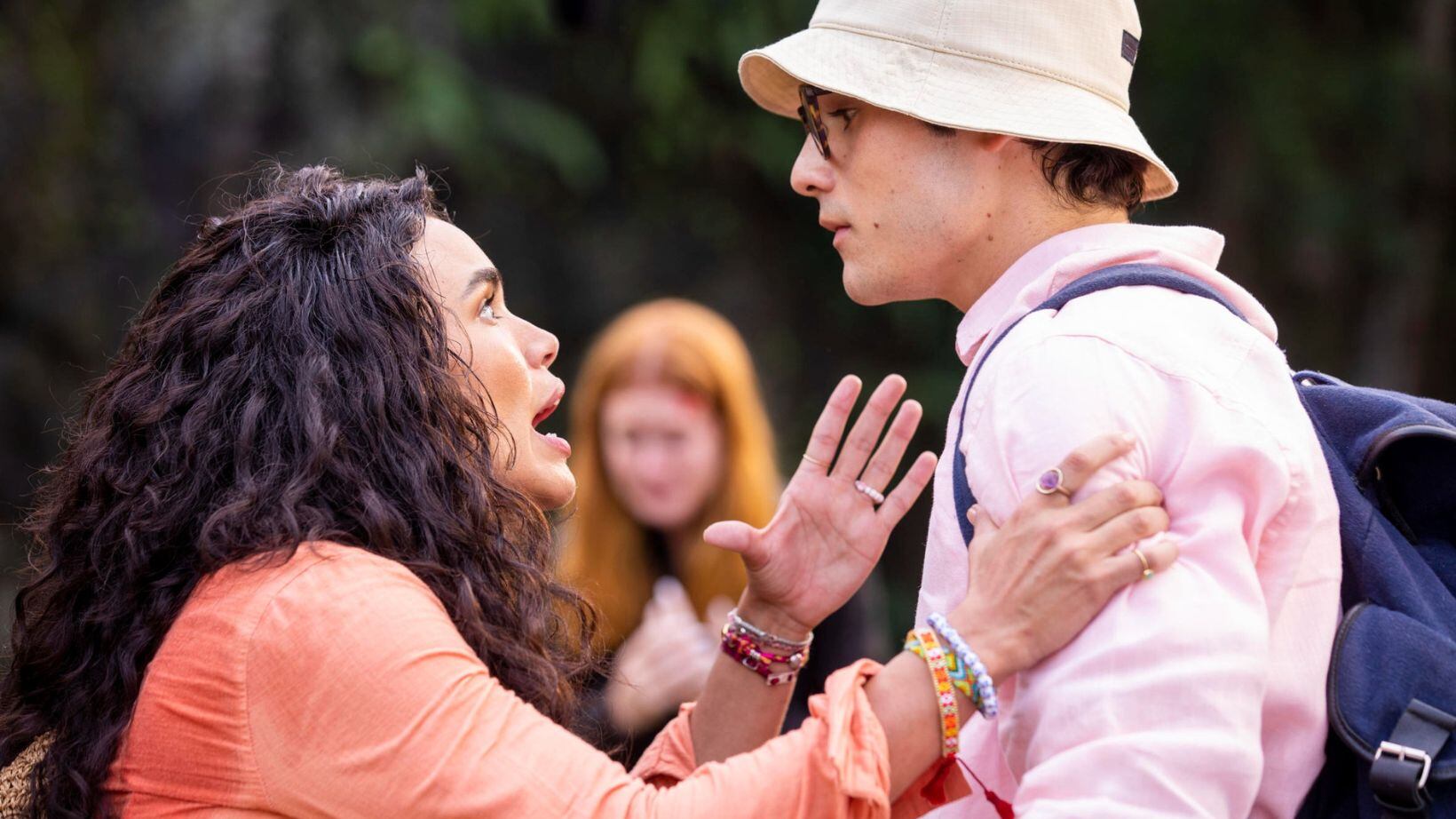 Fuzuê: Luna (Giovana Cordeiro) e Miguel (Nicolas Prattes) tensos diante de Preciosa (Marina Ruy Barbosa)