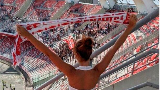 Modelo do Only Fans exibe calcinha no estádio