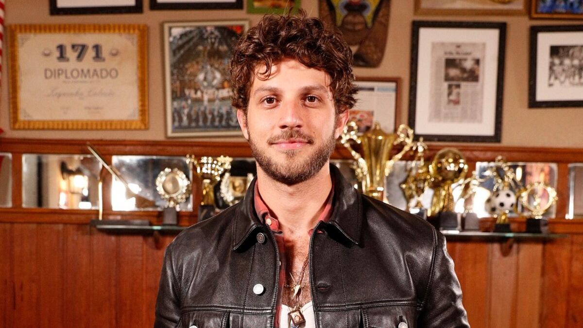 "Travessia": Por causa de Brisa (Lucy Alves), Ari (Chay Suede) arruma briga com Oto (Romulo Estrela)