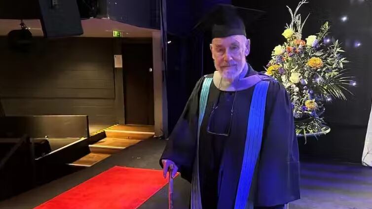 O idoso David Marjot é médico psiquiatra por formação, mas decidiu buscar um mestrado para entender melhor e com modernidade seus pacientes. - Foto: @KingstonUni/Twitter