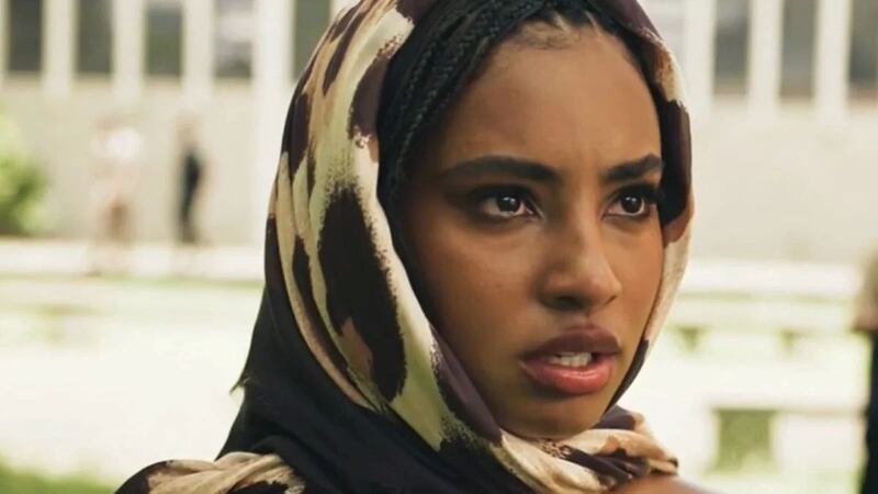 Viola (Gabz) precisa encontrar Rudá (Nicolas Prattes) às oito horas na praia do Sossego, com uma lanterna em Mania de Você