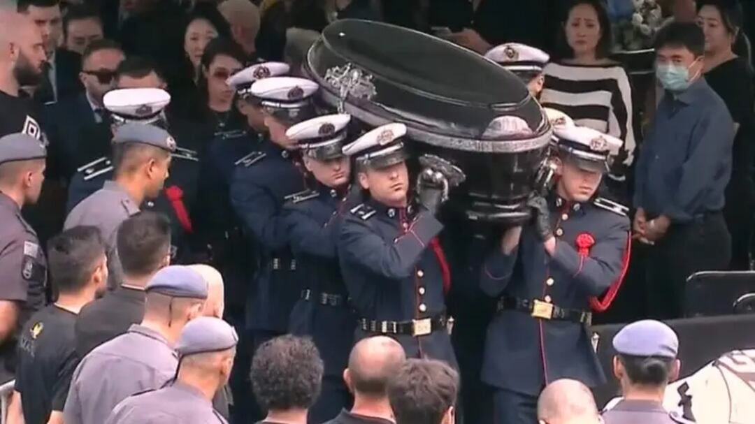 Chega ao fim velório de Pelé na Vila Belmiro