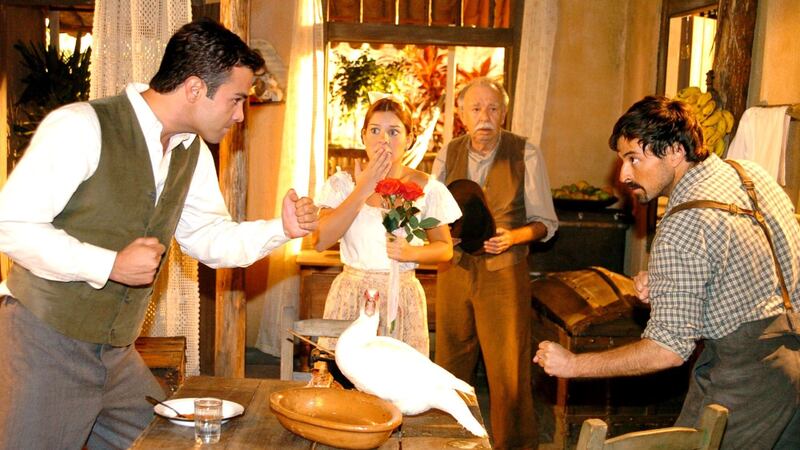 Mirna (Fernanda Souza) faz Roberval (Rodrigo Phavanello) e Crispim (Crispim (Emílio Orciollo Netto) bigarem em Alma Gêmea