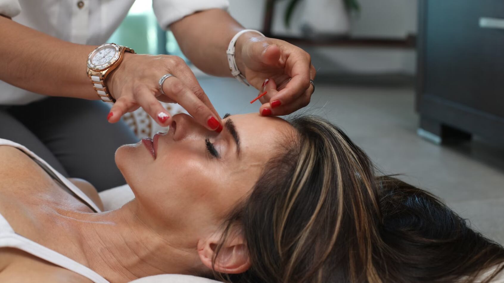 Nos últimos 20 minutos, a massagem é feita por dentro da boca. O profissional trabalha os músculos subcutâneos e os externos, as articulações musculares ao redor da boca, alargando o sulco nasolabial e as linhas ao redor da boca.